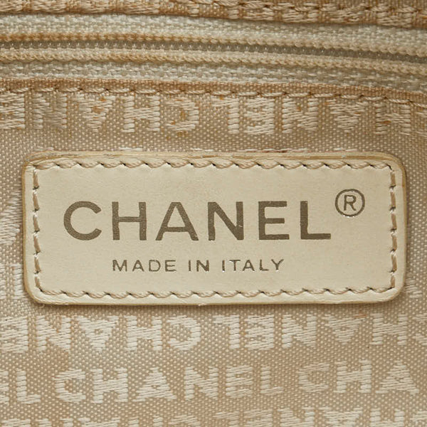 シャネル チョコバー ロゴプレート ボストンバッグ トラベルバッグ  ホワイト レザー レディース CHANEL 【中古】