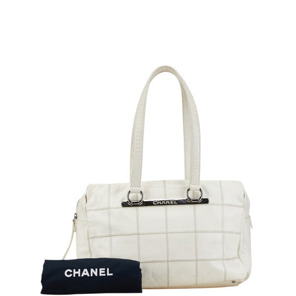 シャネル チョコバー ロゴプレート ボストンバッグ トラベルバッグ  ホワイト レザー レディース CHANEL 【中古】