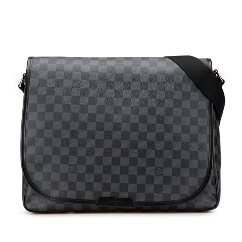ルイ ヴィトン ダミエ グラフィット ダニエルMM 斜め掛け ショルダーバッグ N58029 ブラック PVC レザー メンズ LOUIS VUITTON 【中古】