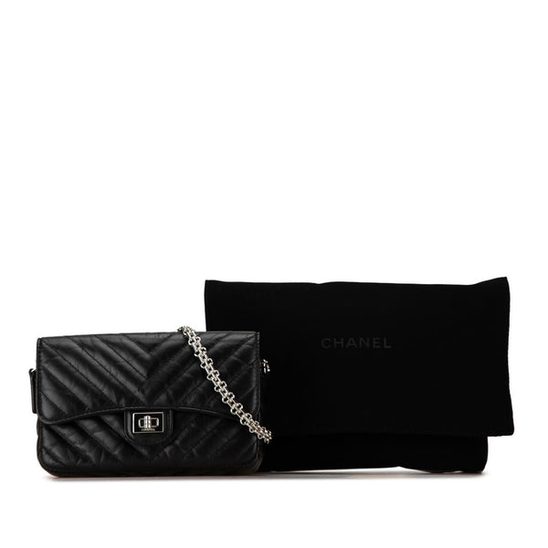 シャネル シェブロン Vステッチ 斜め掛け チェーンショルダーバッグ  ブラック ラムスキン レディース CHANEL 【中古】