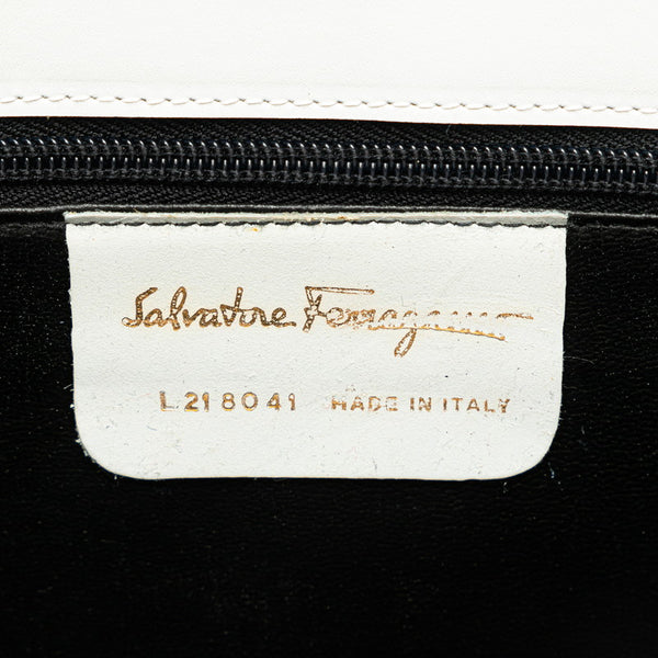 サルヴァトーレフェラガモ 斜め掛け ショルダーバッグ ホワイト ブラック レザー レディース Salvatore Ferragamo 【中古】