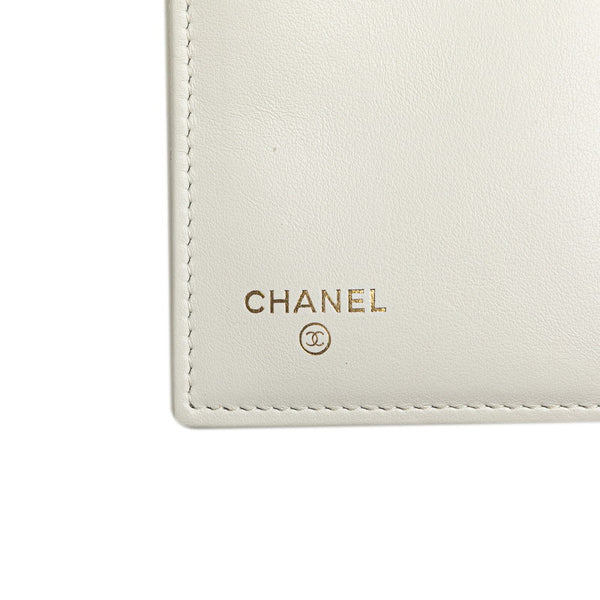 シャネル マトラッセ ココマーク 二つ折り財布 ホワイト キャビアスキン レディース CHANEL 【中古】